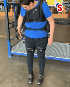 Une équipière de la logistique de Sonamia équipée de l'exosquelette.