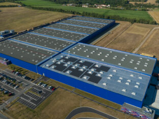 Photo des panneaux solaires installées sur la logistique chez Sonamia